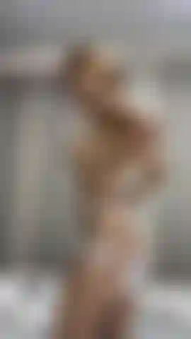 Une fille sexy qui joue avec son cul.