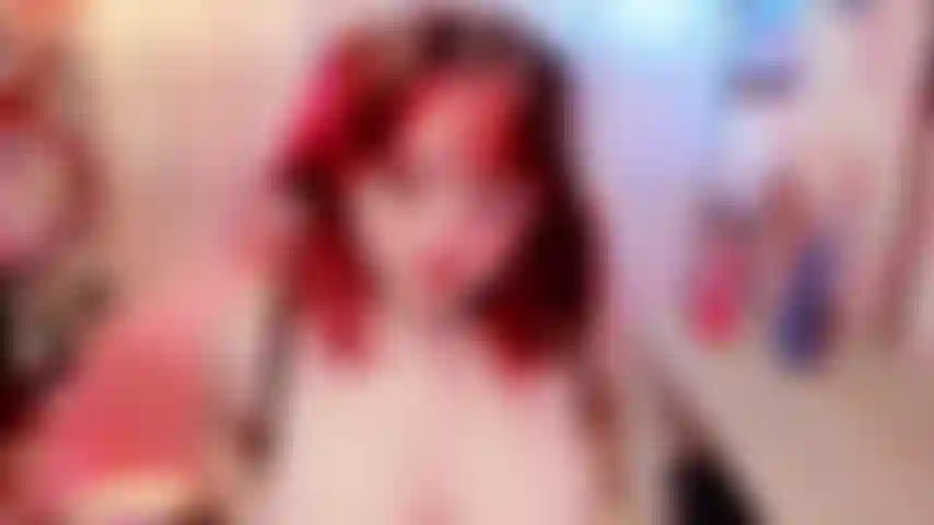 Une jolie fille utilise son jouet préféré (38 cm).