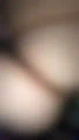 Je doigte ma chatte puis je goûte à quel point elle est sucrée en suçant mes doigts.