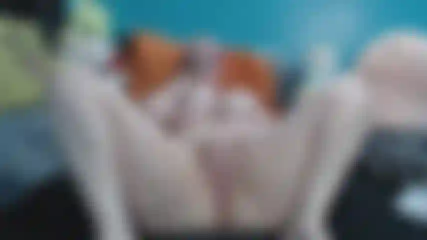 Regarde comme je joue avec ma chatte humide, parle salement, frotte mes faux seins géants et je prends un bbc! Je jouis si fort quand je chevauche cette grosse bite noire ! Je sais que tu vas adorer regarder mes seins géants et mon cul rebondir !