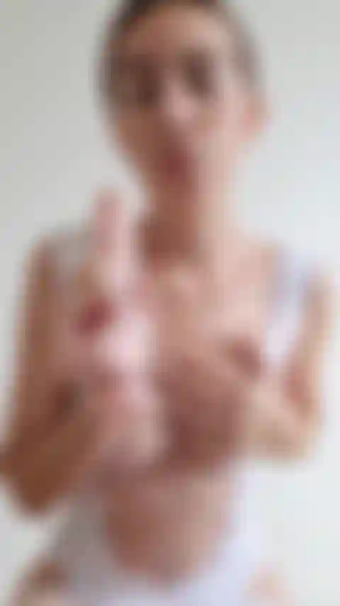 Fellation gode + crache seins.