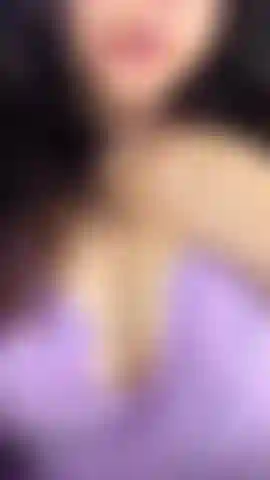 Te taquiner un peu avec mon décolleté. J'adorerais sentir tes mains les attraper.