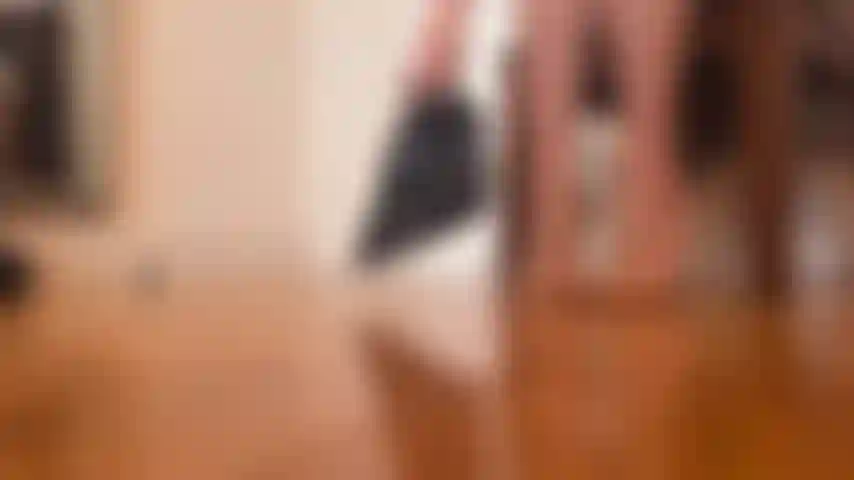 Des talons aiguilles en daim noir steve madden que j'essaie et taquine.