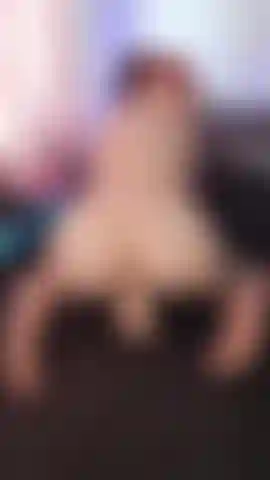 Chevauchant un coq blanc.