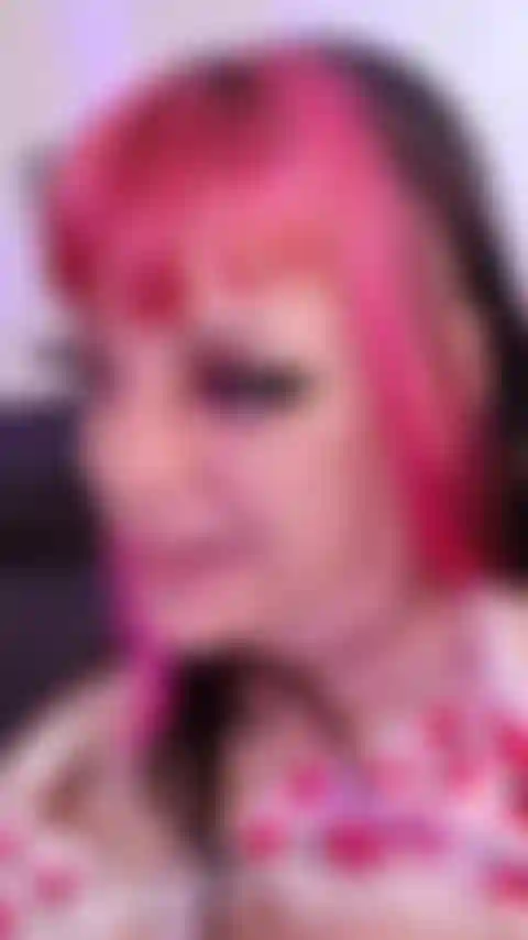 Montrant ma chatte crémeuse, c'est aujourd'hui.