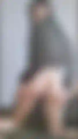 Je me secoue le cul sans culotte.