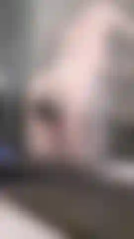 Un gode traversant une vitre de douche.