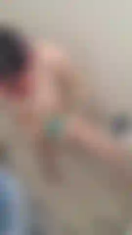 Qui me regarde pendant que je me douche.