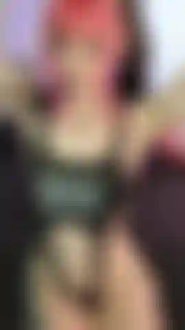 Gamer girl prend une bite de 9".