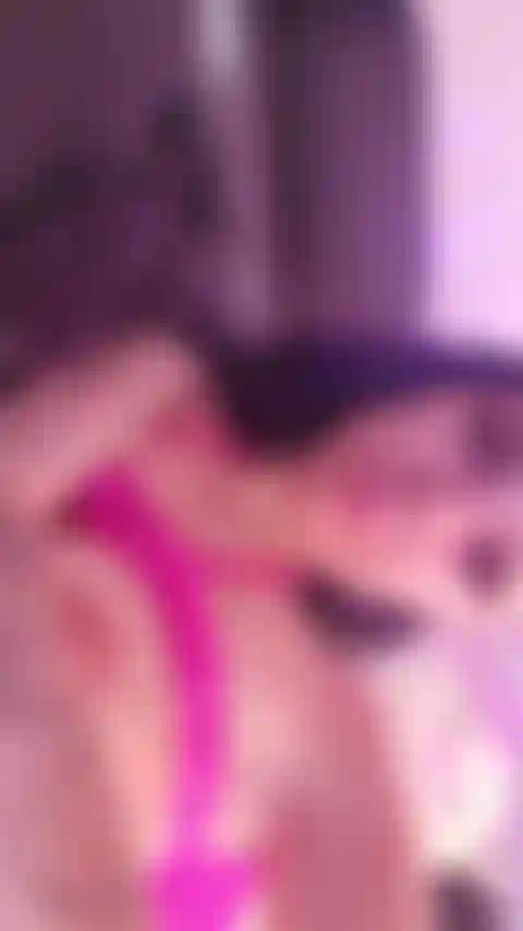 Béante et poussant mon trou du cul.