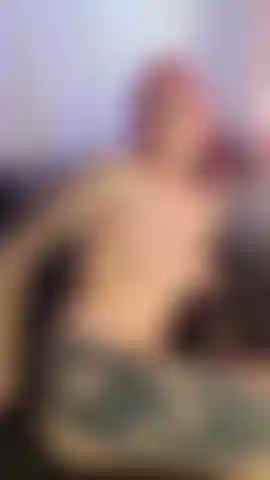 Couvrant mes seins et mon visage de sperme.