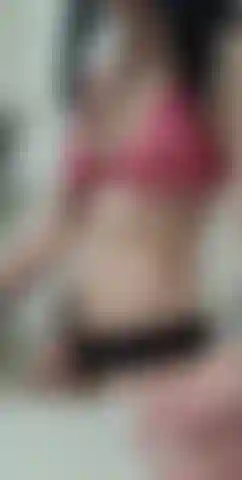 Secouant mon cul dans la salle de bain avant un spectacle.