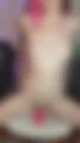 Chevauchant mon gode géant jusqu'à ce que je jouisse.