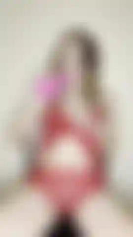 Je baise la gorge et je chevauche un gode collé à une chaise.