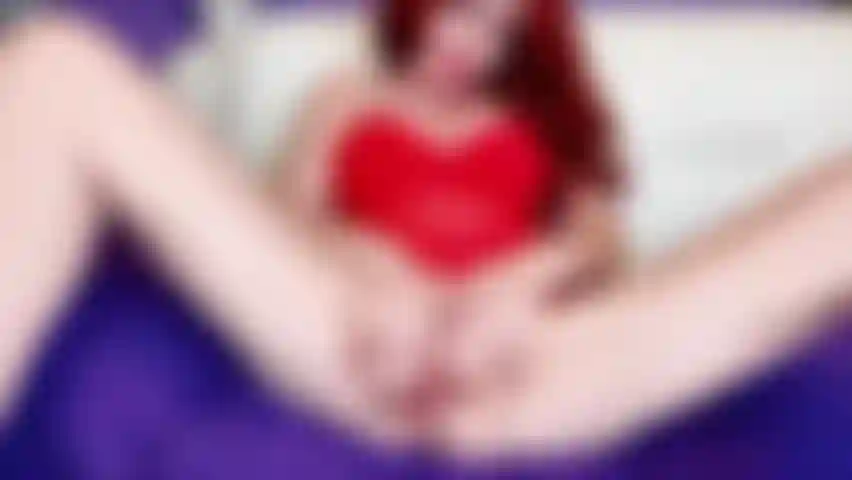 Je me doigte la chatte avec de longs ongles rouges à talons aiguilles.