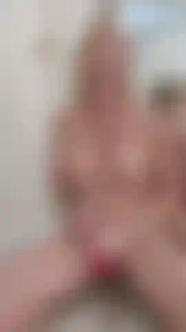 Je joue avec moi-même dans le miroir avec mon jouet clitoridien préféré ! Entièrement nue avec une superbe vue dans le miroir de face et de dos. Je te parle de façon sexy !