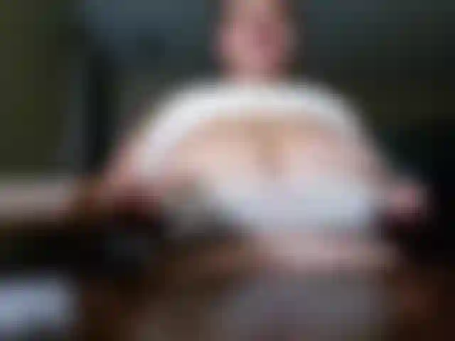 Je me taquine en me faisant bien mouiller, gros plan sur le visage et les seins.
