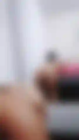 Striptease devant le miroir.