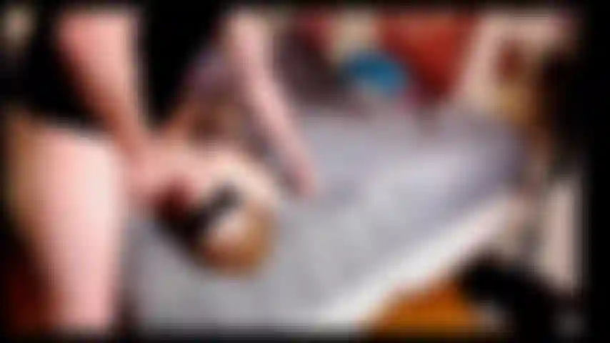 La grande surprise de snowy de son goujon dur! Bj aux yeux bandés + cuck play avec conversation sale / baise de chatte serrée!