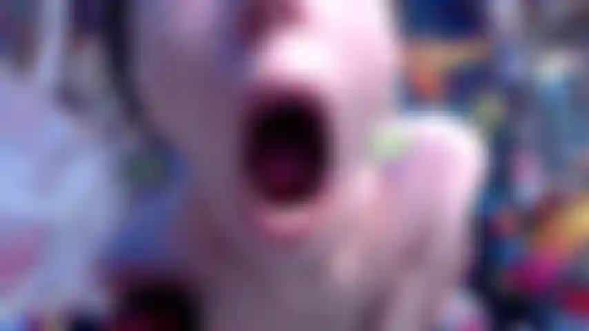 Visage sans maquillage + visage fétichiste de la bouche léché pov.