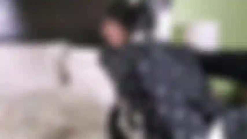 Une coquine gothgirl joue seule dans le manoir.