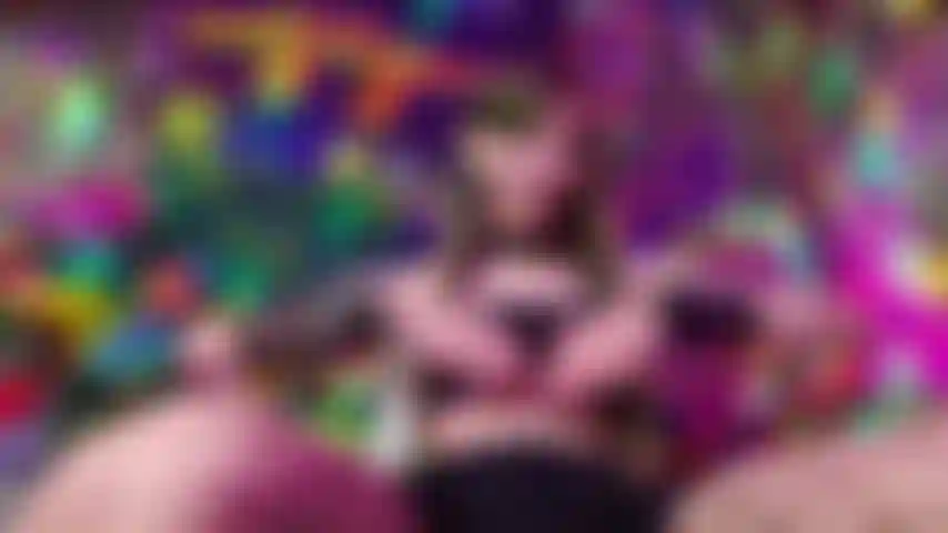 La déesse gothique snobe ta petite bite (sph).