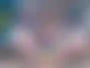 Me déshabille et plus quand je montre mon corps serré et sexy avec un plug anal à queue arc-en-ciel glissé dans mon cul avec une baise de chatte avec mon gode arc-en-ciel.