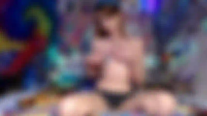 La mignonne hippie devient bizarre quand les cache-tétons se détachent ! ( Comprend une gorge profonde et du sperme sur mes petits seins 32a).