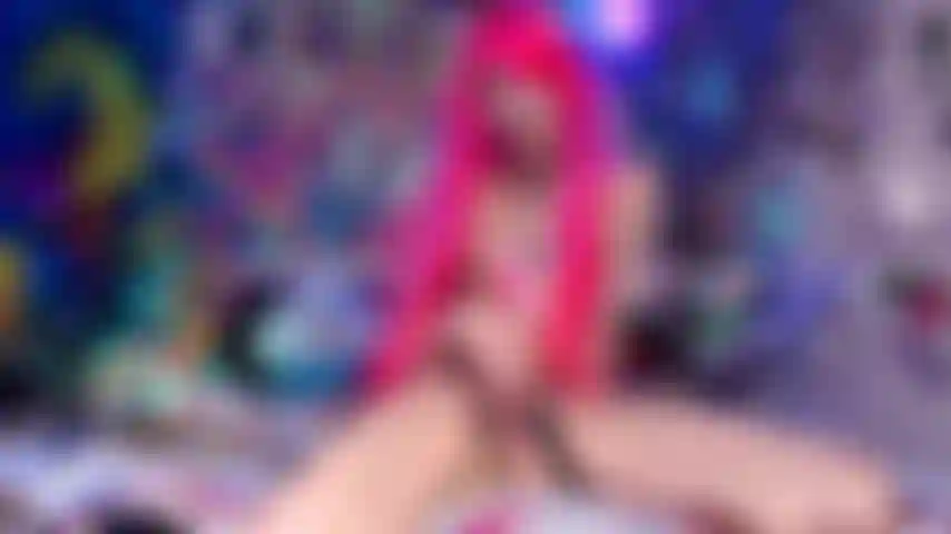 La sissification de la déesse mystique avec une énorme sangle !