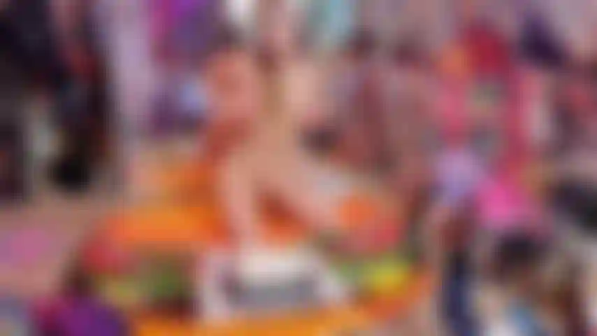 1 St toujours assis sur un gâteau + piétinant.