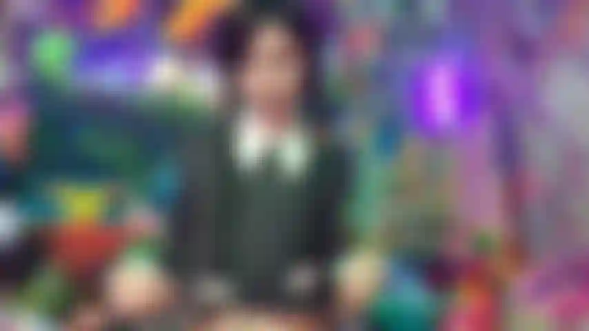 Mercredi addams seule dans le manoir en train de se masturber et de gicler.