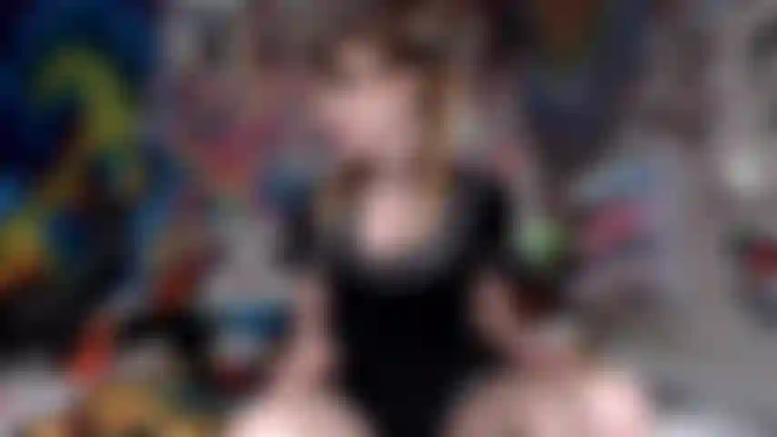 Une écolière excitée de 18 ans et plus avec une énorme sangle ! Roleplay.