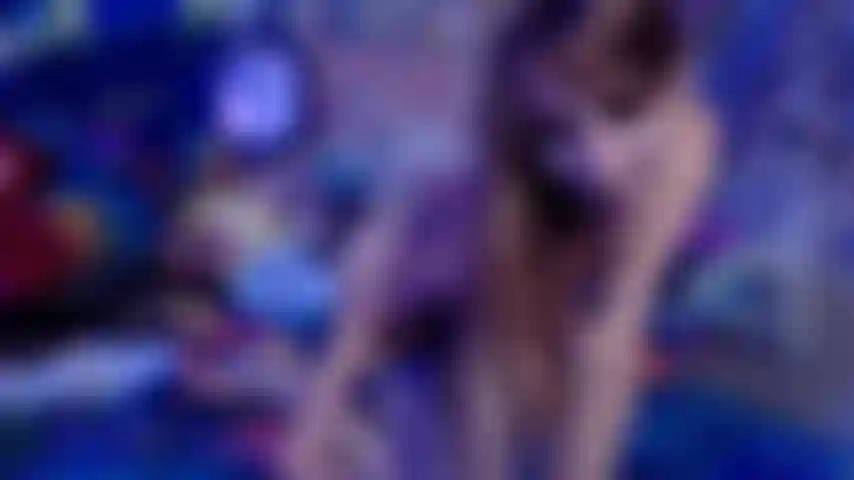 La déesse du talon taquine et nie les tâches du pied.