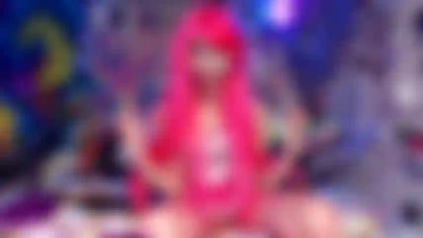 Humiliation d'une pom-pom girl intimidante avec fantasme d'exposition + drainage findom !!! Va te faire foutre, pauvre loser rejeté ! Tu réalises que toute l'équipe de pom-pom girls a filmé tes petites excursions sournoises et salopes dans le vestiaire. À quoi tu pensais, putain ? Voler des godes et des culottes dans notre vestiaire !? Maintenant toute l'équipe te considère comme la risée de l'université en plus d'être un rejeté minable privé de chatte ! On est toutes d'accord pour dire que tu devrais être viré.. Ton diplôme mérite d'être détruit pour ce que tu as fait et parce que t'as toujours rien dans le froc, hah ! Toujours un raté dans tous les sens du terme, pauvre chien dévirilisé !.. La seule façon de te sauver maintenant c'est de dire adieu à tes économies de scolarité en un seul virement, pendant que tu continues à te recroqueviller, harcelé jusqu'à l'oubli par moi + toute l'équipe de pom-pom girls pour le reste du semestre et au-delà..!