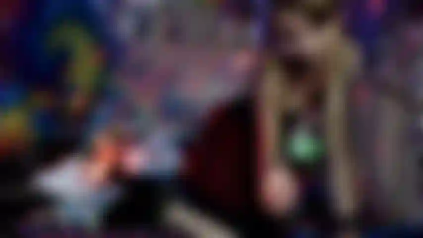 Femdom halloween: fantasme de nettoyage de footslave en cage.