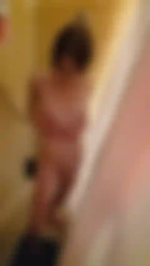 Une douche rapide et cumtastique qui baise mon cul serré + ma chatte excitée.