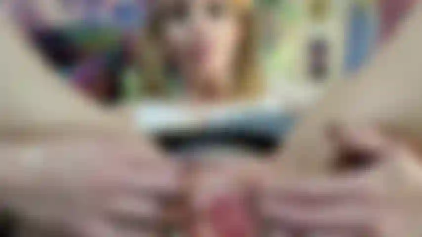 Jeu de chatte upskirt devant coquine.