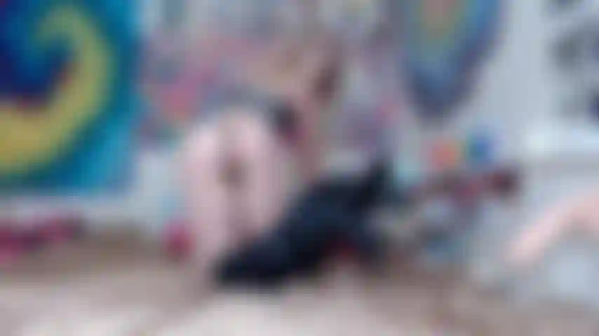 Clip multi fétichiste avec bourrage de culotte, double pénétration, tarte à la crème, gorge profonde et putain de plaisir non-stop ! ;).