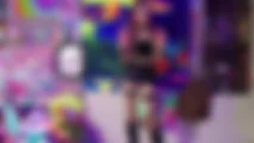 Déesse goth extreme ballbusting pov.