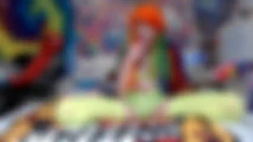 Une monstre sexy excitée par le doigt d'halloween qui taquine + clignote.