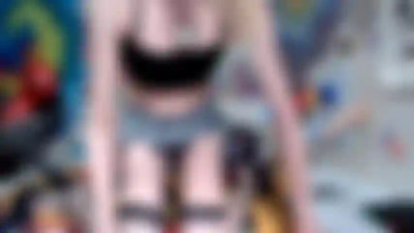 Magnifique mini-jupe taquine en talons avec un creampie anal upskirt incroyablement cumtastique.