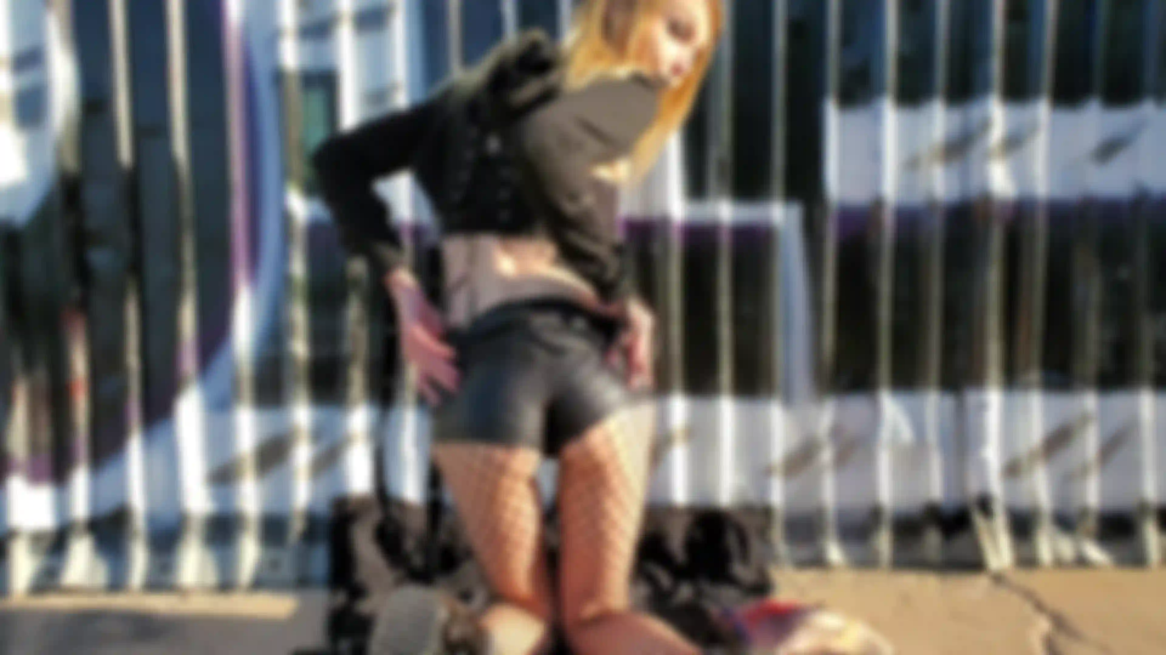 Une fille gothique sexy lui claque le cul à l'extérieur, puis lui montre ses trous serrés penchés.