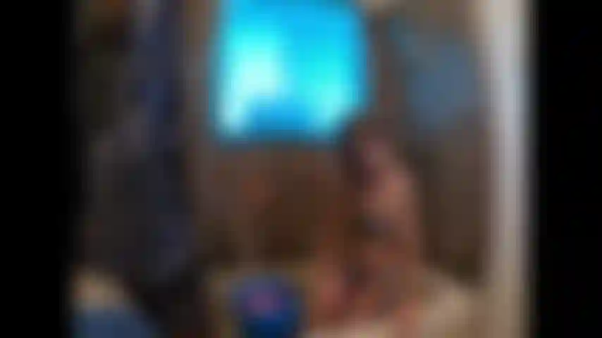 Je me déshabille pour mon bain de slime sexy.