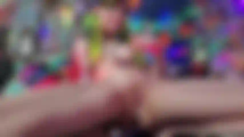 La tâche de nettoyage du sperme d'une salope en cage !