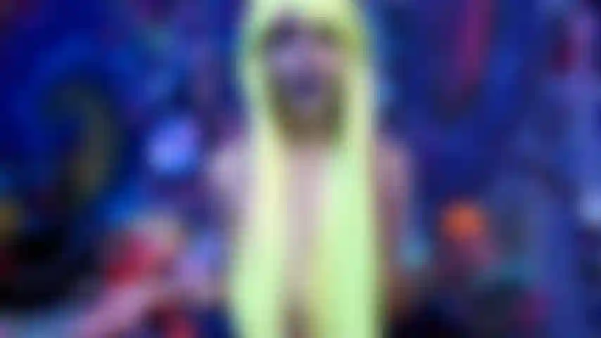 La princesse géante te rétrécit comme une bouchée.