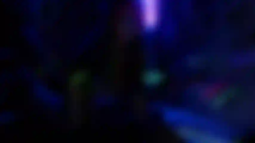 Une créature avide de bite et de sperme suce profondément chaque gode sur le mur.