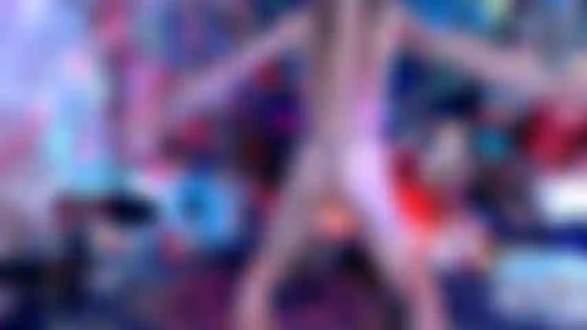 Je gicle sur mon string brillant après l'avoir fourré profondément !