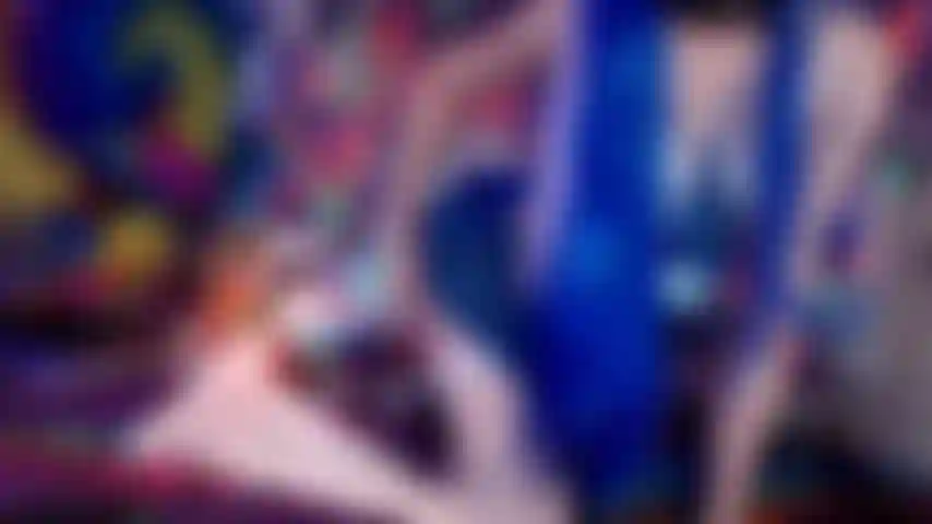 Rose rouge/stimulation anale avec un nouveau vibromasseur rose.