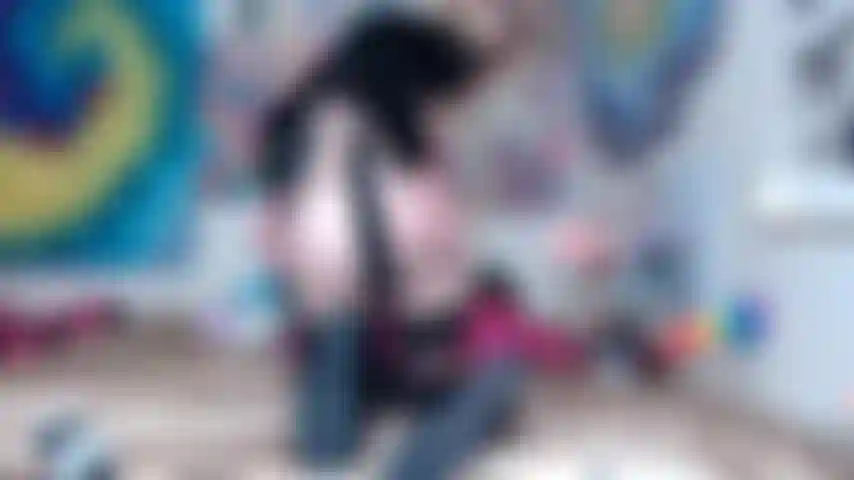 Votre fantasme rock n roll sexy reçoit un énorme soin du visage !