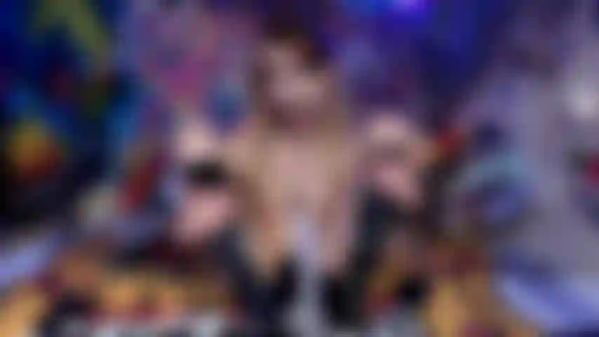 Aux longs orteils puants (chaussettes en sueur, fétichisme des pieds malodorants).